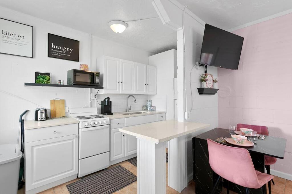 The Pink Oasis Waterfront 1 Bed Apt Apartment Tampa Ngoại thất bức ảnh
